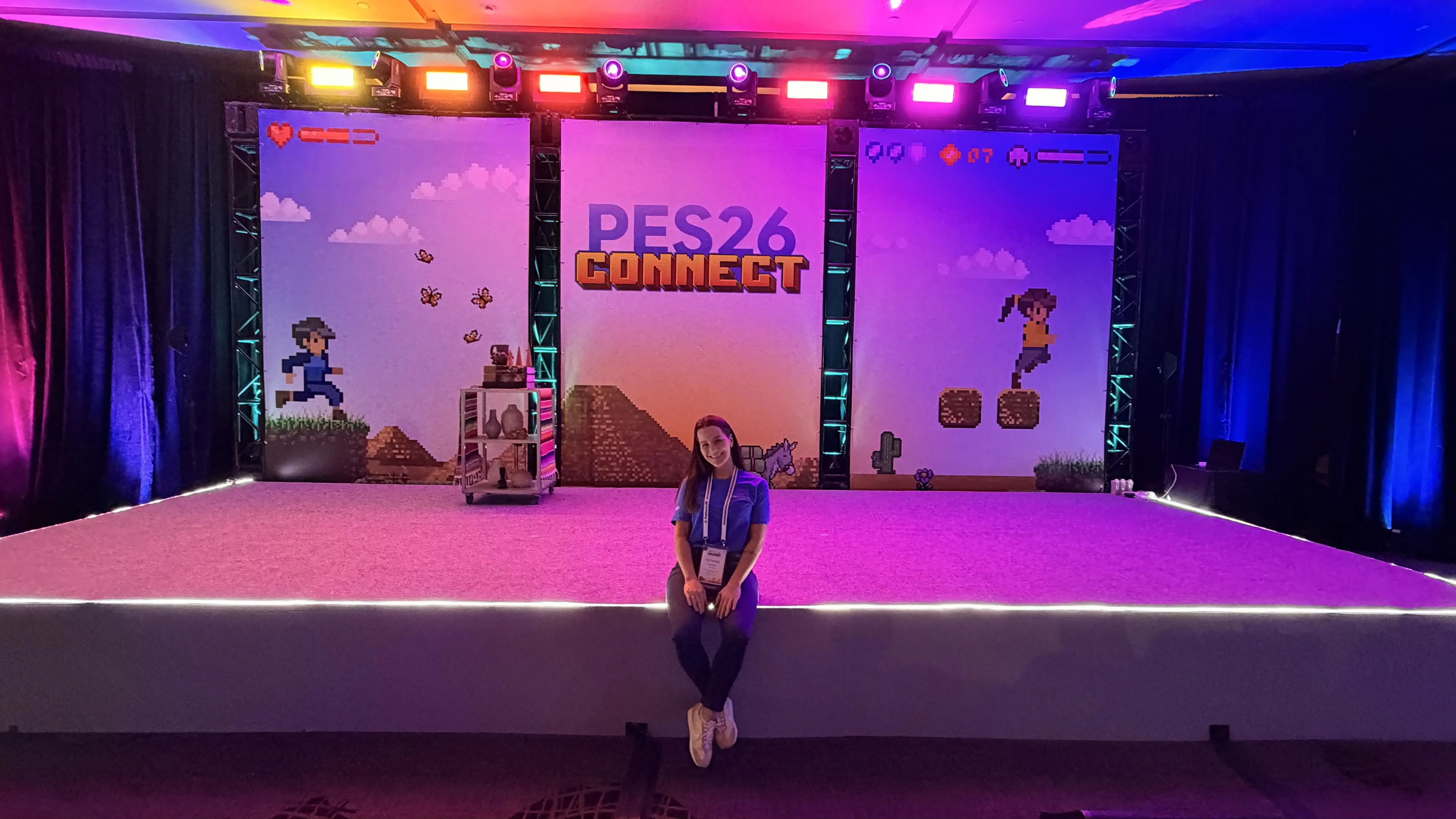 Palco principal do PES CONNECT com tema visual pixel art