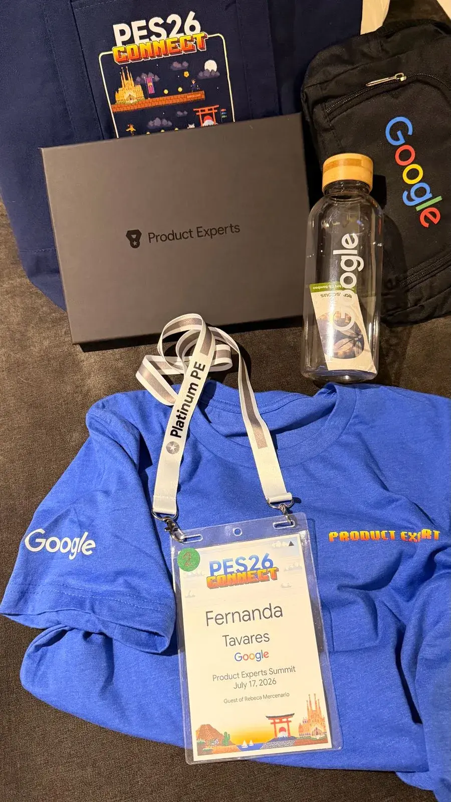 Kit oficial de boas-vindas do evento PES CONNECT: camiseta Google, mochila, box Product Experts, garrafa e crachá