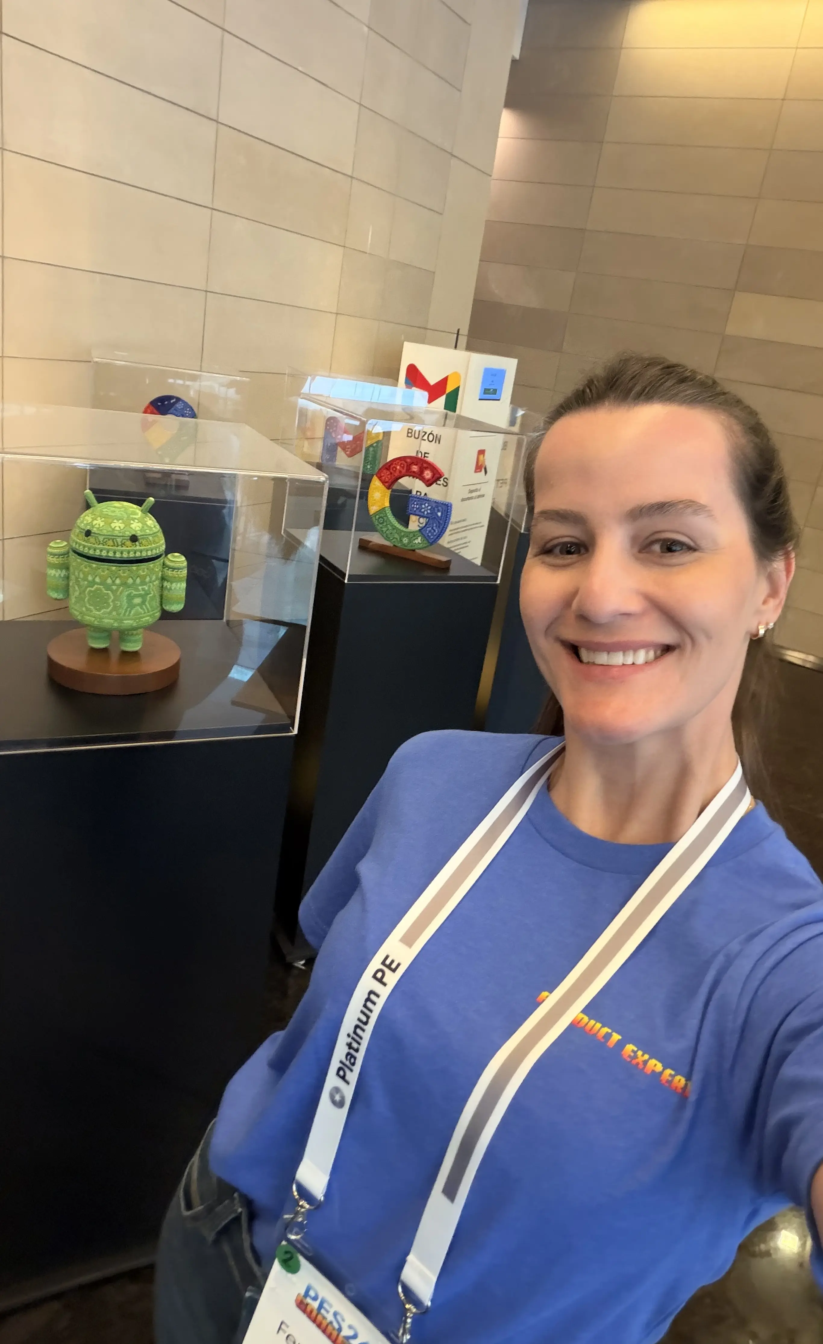 Estatuetas do Android e Google decoradas com arte mexicana em vitrines do escritório Google México